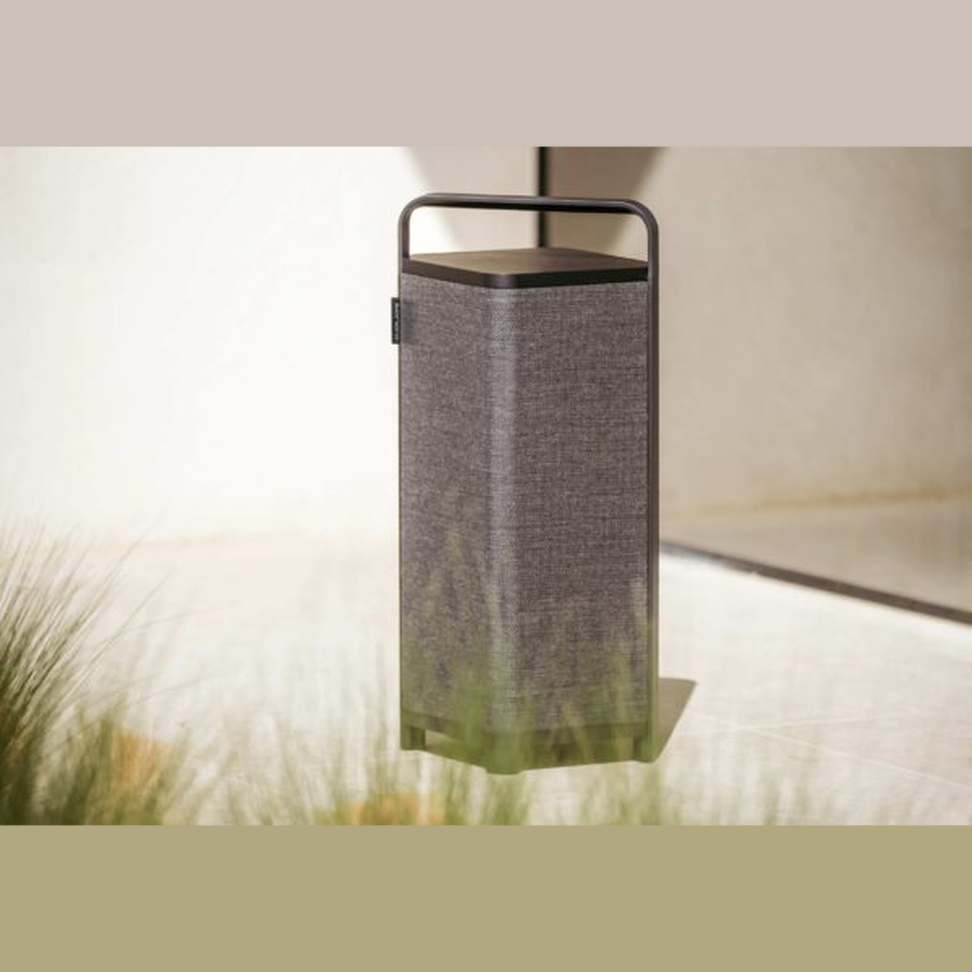 Sonoro Vibes L Bluetooth-Lautsprecher Lifestyle in Dünengras, Schwarz