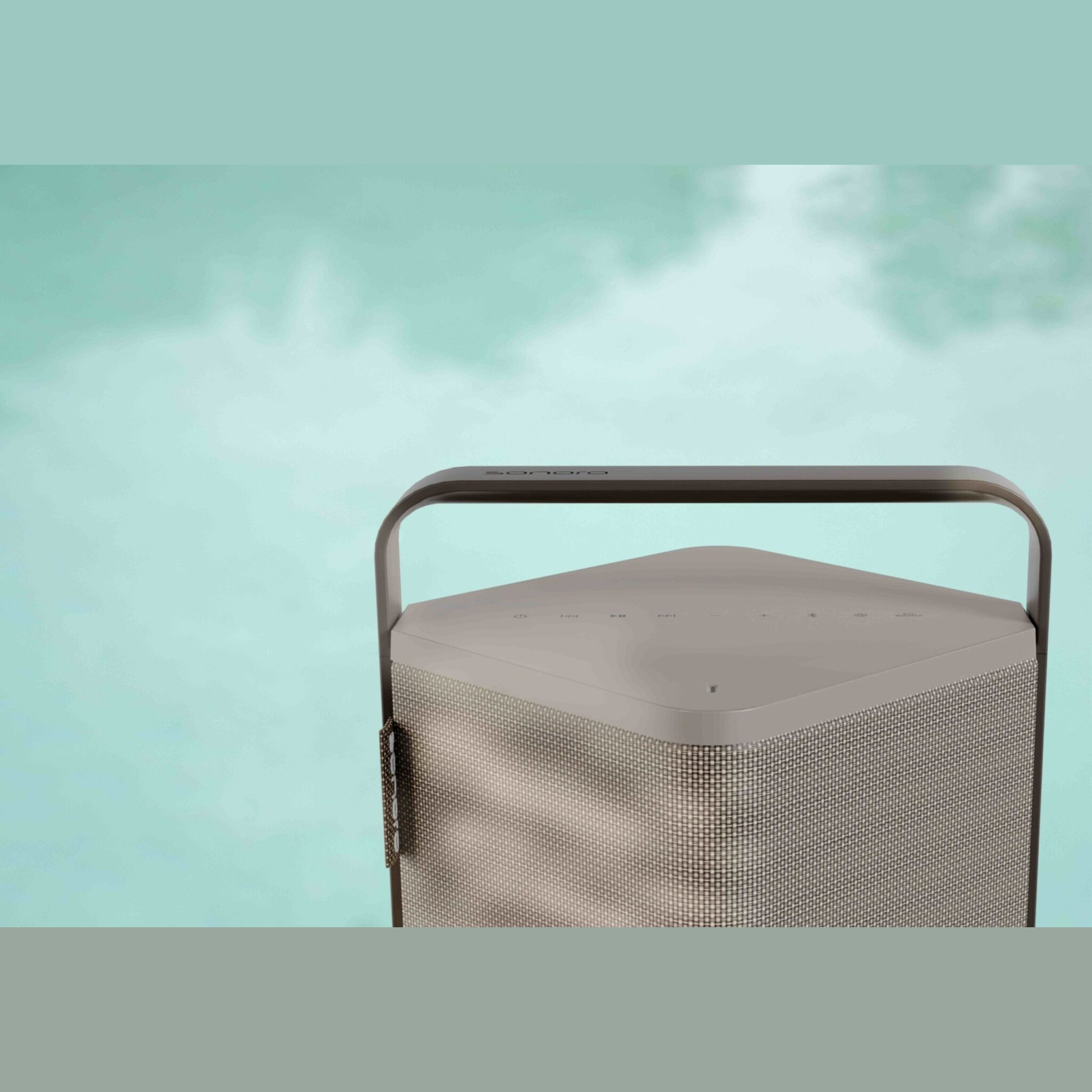 Sonoro Vibes L Bluetooth-Lautsprecher Lifestyle Bedienfeld vor Himmel, Tan