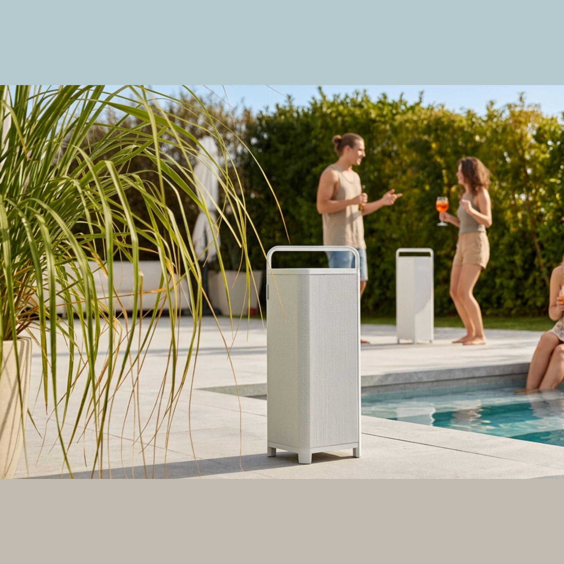 Sonoro Vibes L Bluetooth-Lautsprecher Lifestyle zwei Geräte am Pool, Weiss