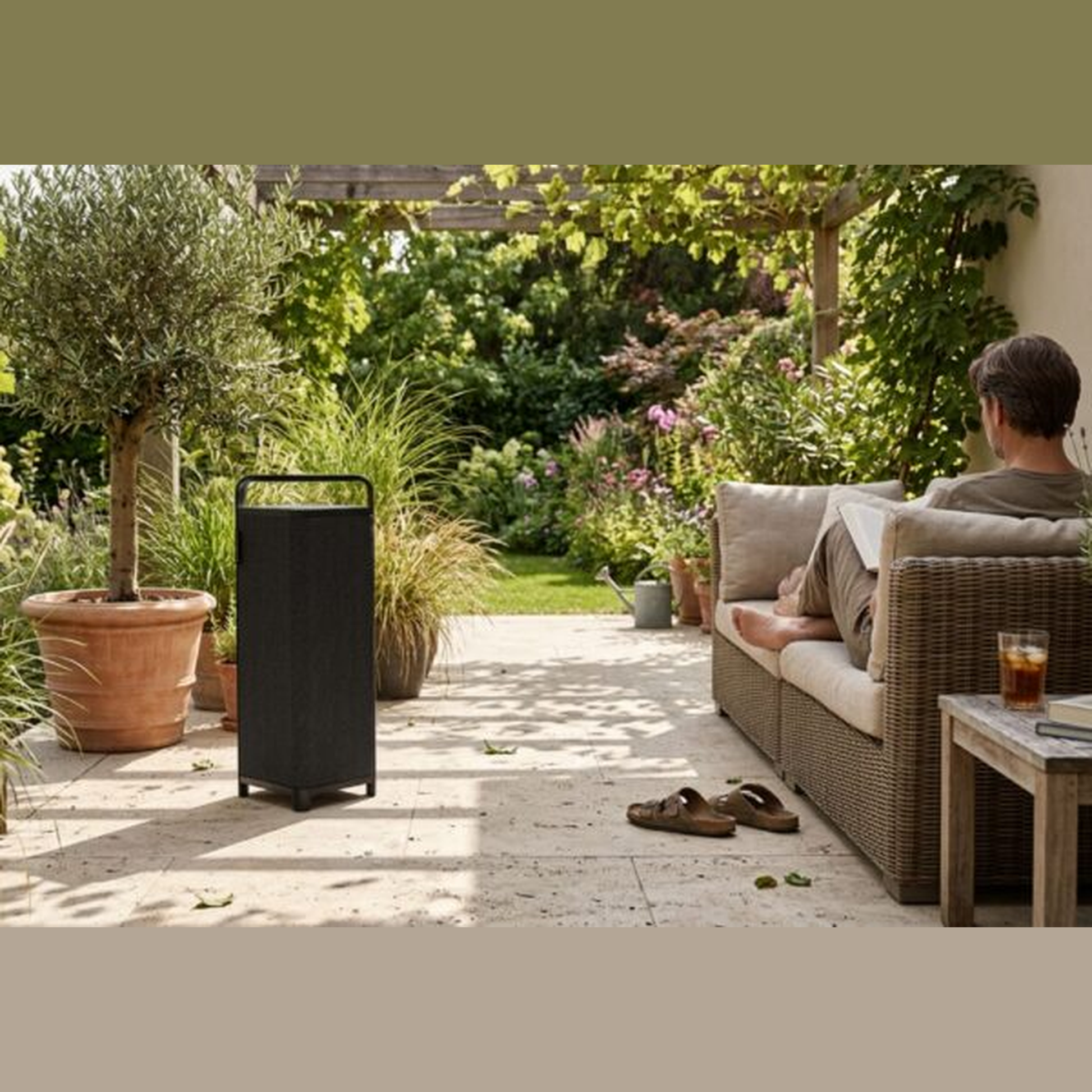 Sonoro Vibes XL Bluetooth-Lautsprecher Lifestyle im Garten, Schwarz