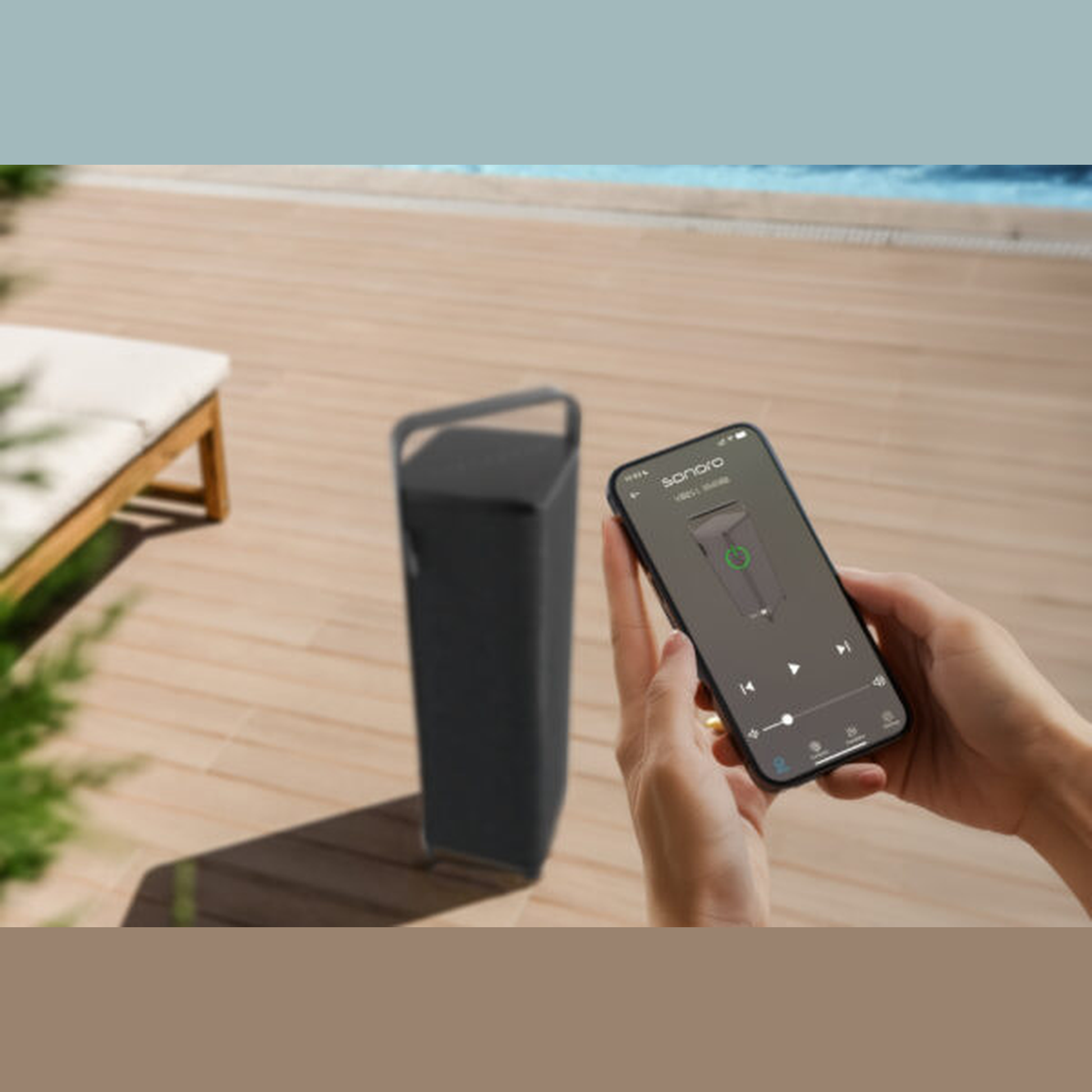 Sonoro Vibes XL Bluetooth-Lautsprecher Lifestyle auf Holzterrasse mit Smartphone-App, Schwarz
