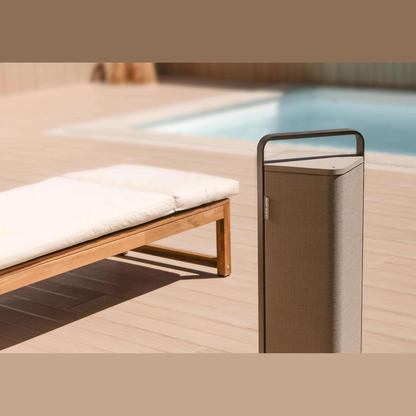 Sonoro Vibes XL Bluetooth-Lautsprecher Lifestyle am Pool, Tan