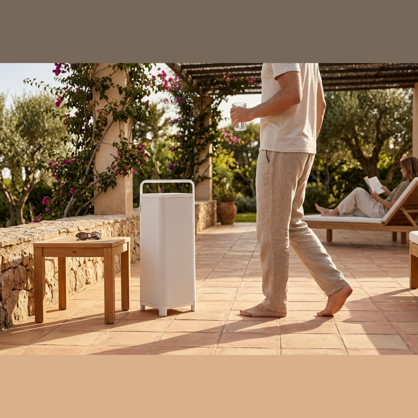 Sonoro Vibes XL Bluetooth-Lautsprecher Lifestyle auf Terrasse, Weiss