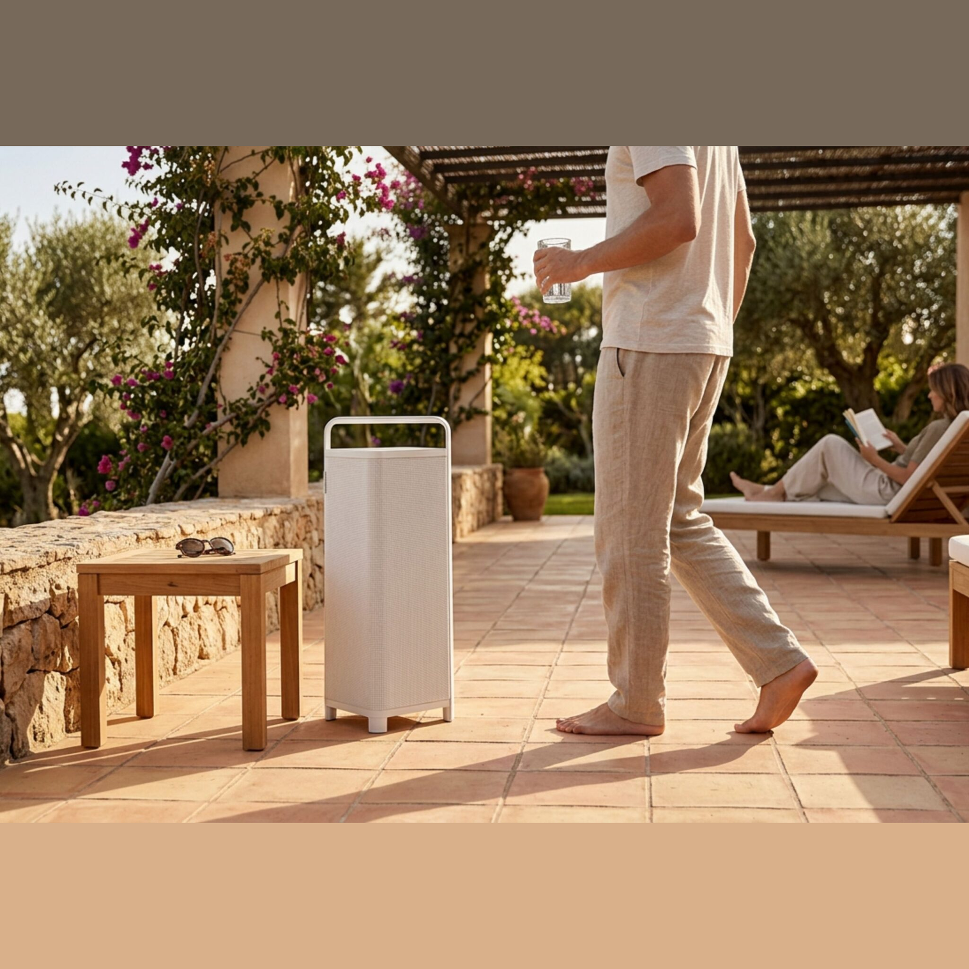Sonoro Vibes XL Bluetooth-Lautsprecher Lifestyle auf Terrasse, Weiss