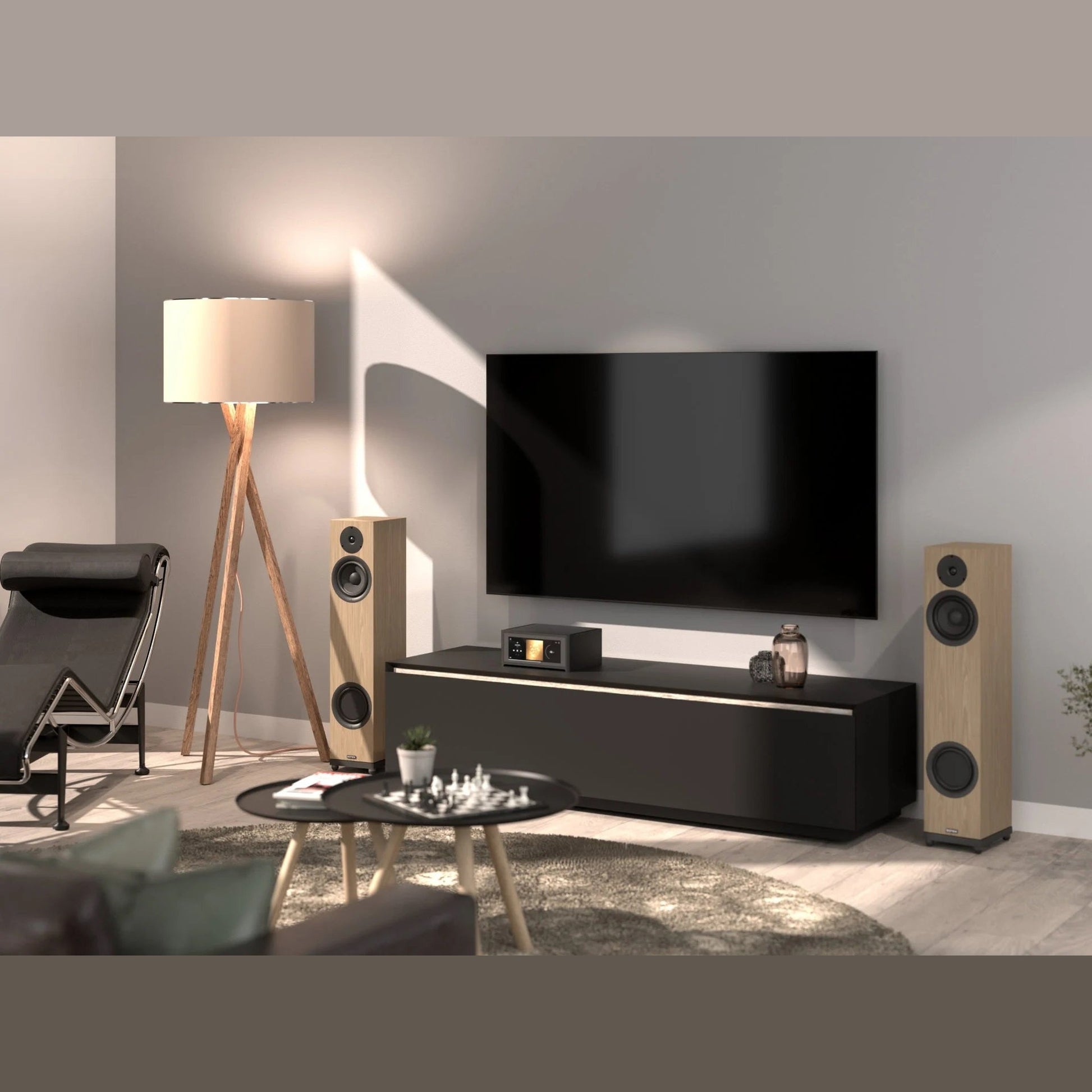 Sonox Q80 Standlautsprecher als Paar in Eiche im Wohnzimmer neben Fernseher und Lowboard
