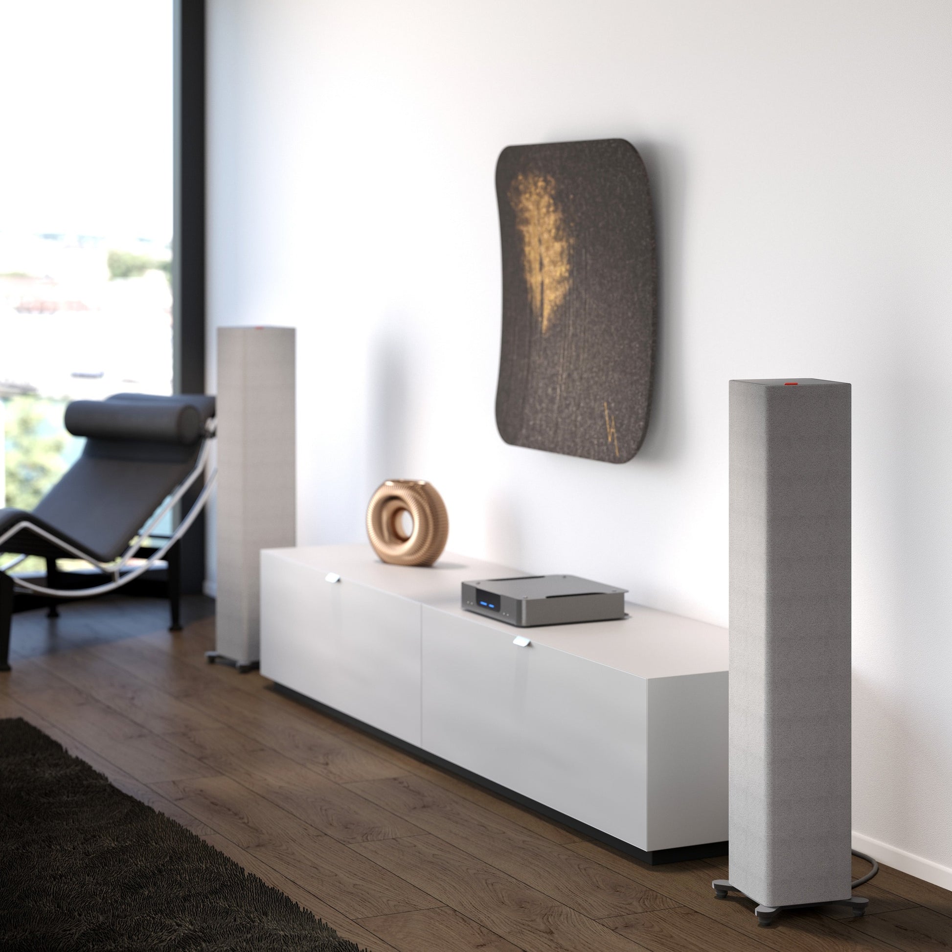 Sonox X100 Standlautsprecher als Paar in Hellgrau im Wohnraum neben weissem Sideboard