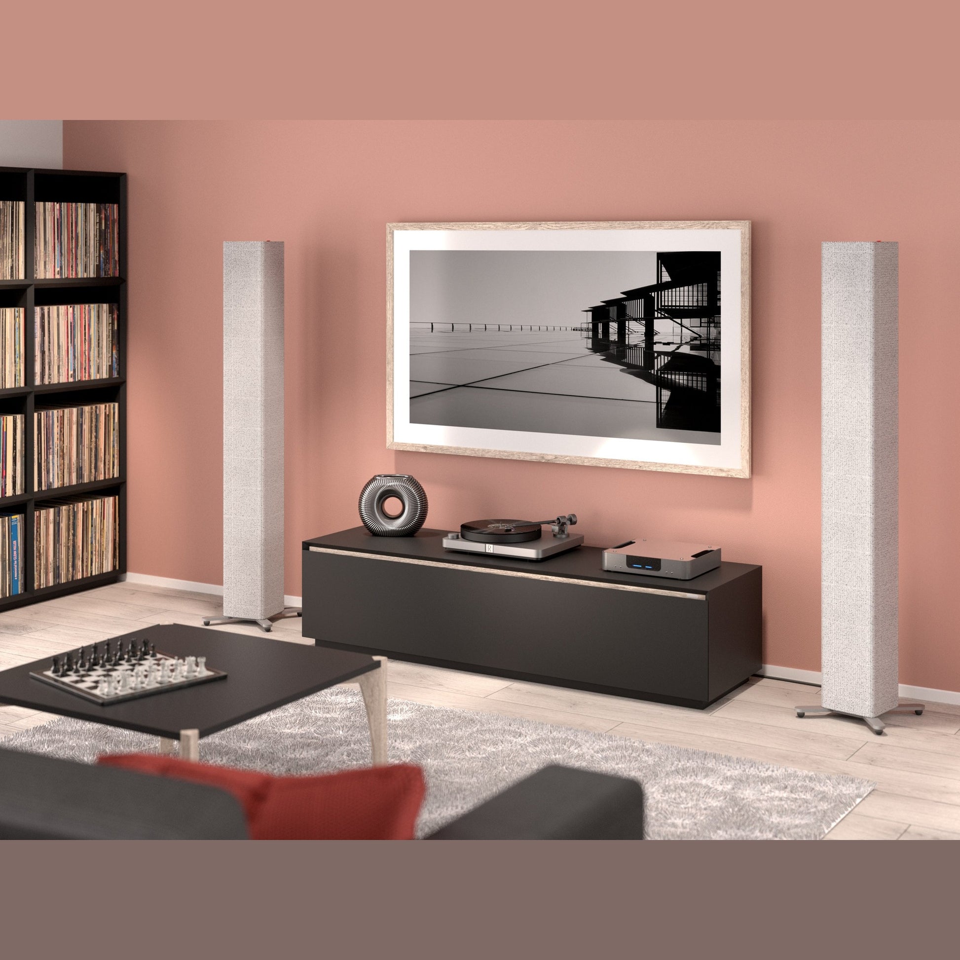 Sonox X150 Standlautsprecher als Paar in Hellgrau im Wohnzimmer neben Plattenregal und TV
