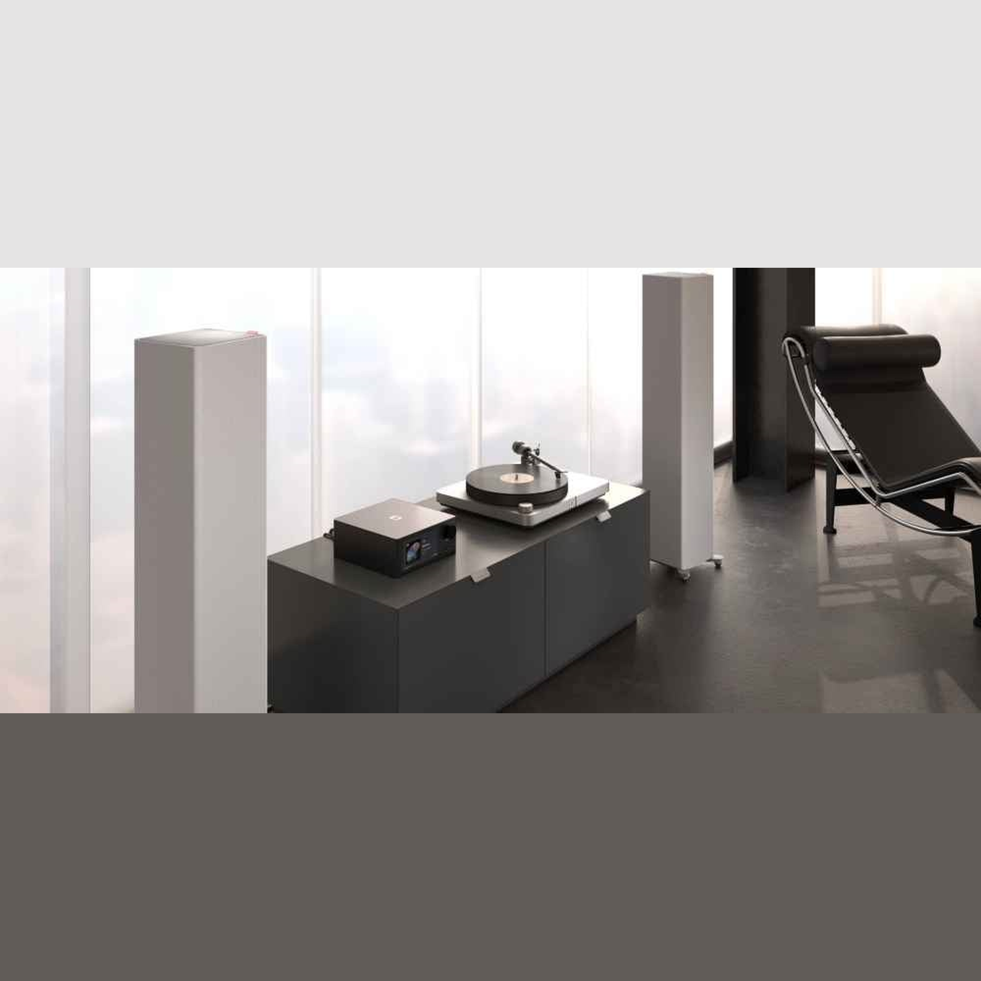 Sonox X150 Standlautsprecher als Paar in Hellgrau am Panoramafenster mit Plattenspieler