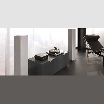 Sonox X150 Standlautsprecher als Paar in Hellgrau am Panoramafenster mit Plattenspieler