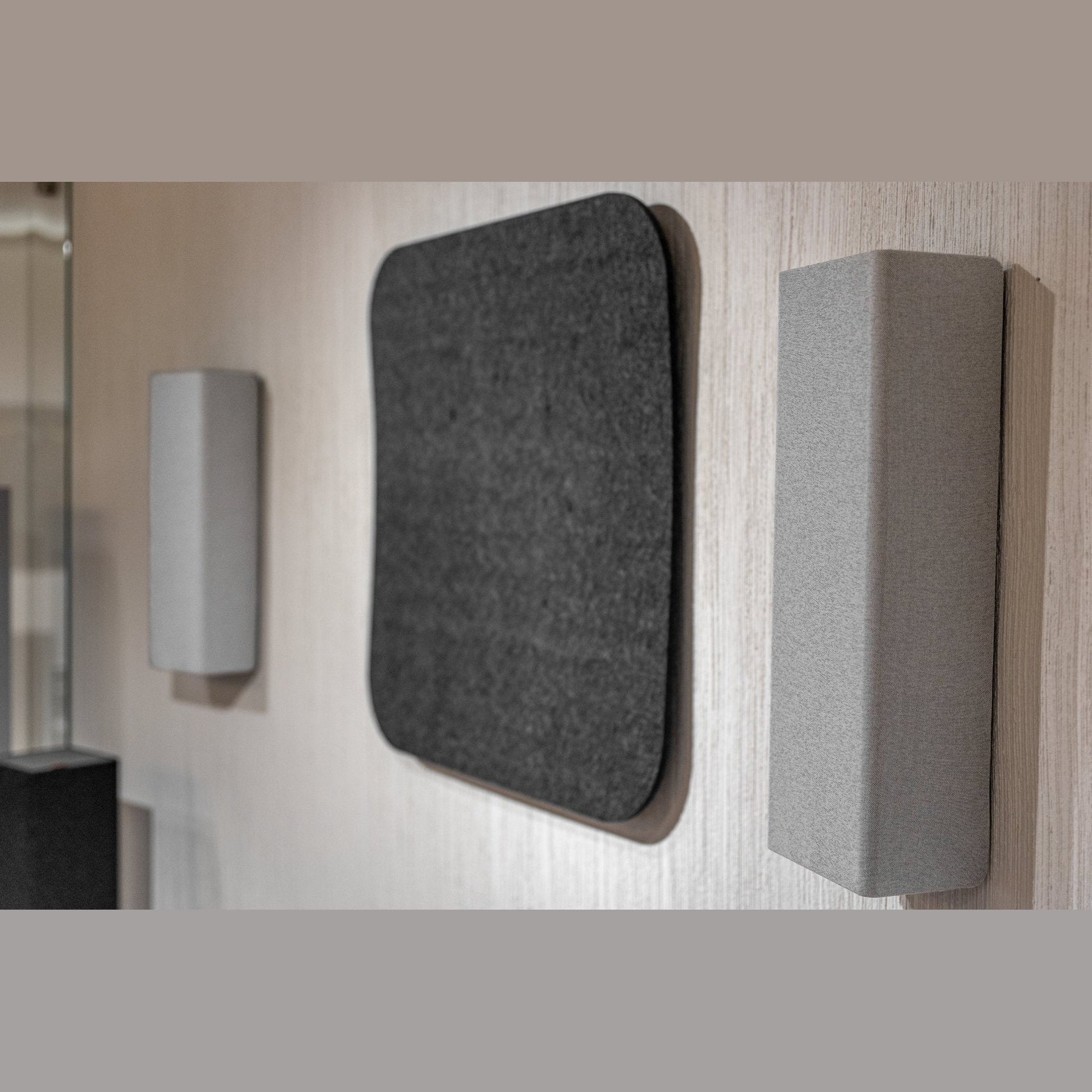 Sonox X55 Universal-Lautsprecher in Hellgrau als Wandmontage an einer Holzwand