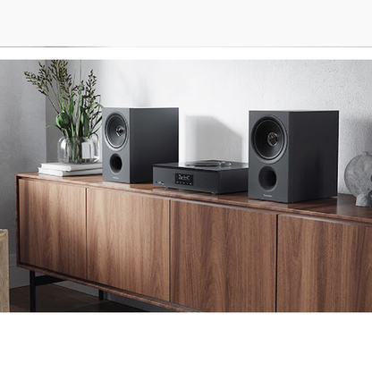 Technics SA-C600 + SB-C600 HiFi-Set Schwarz Lifestyle auf Nussbaum-Sideboard im Wohnraum