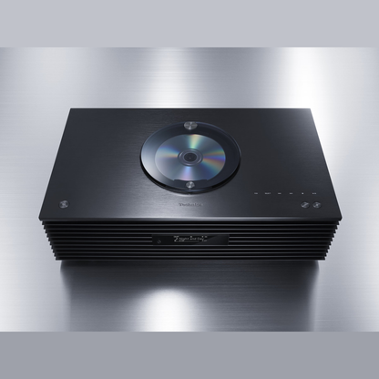 Technics SC-C70MK2 Kompaktanlage Schwarz Schrägansicht vor gebürstetem Metallhintergrund