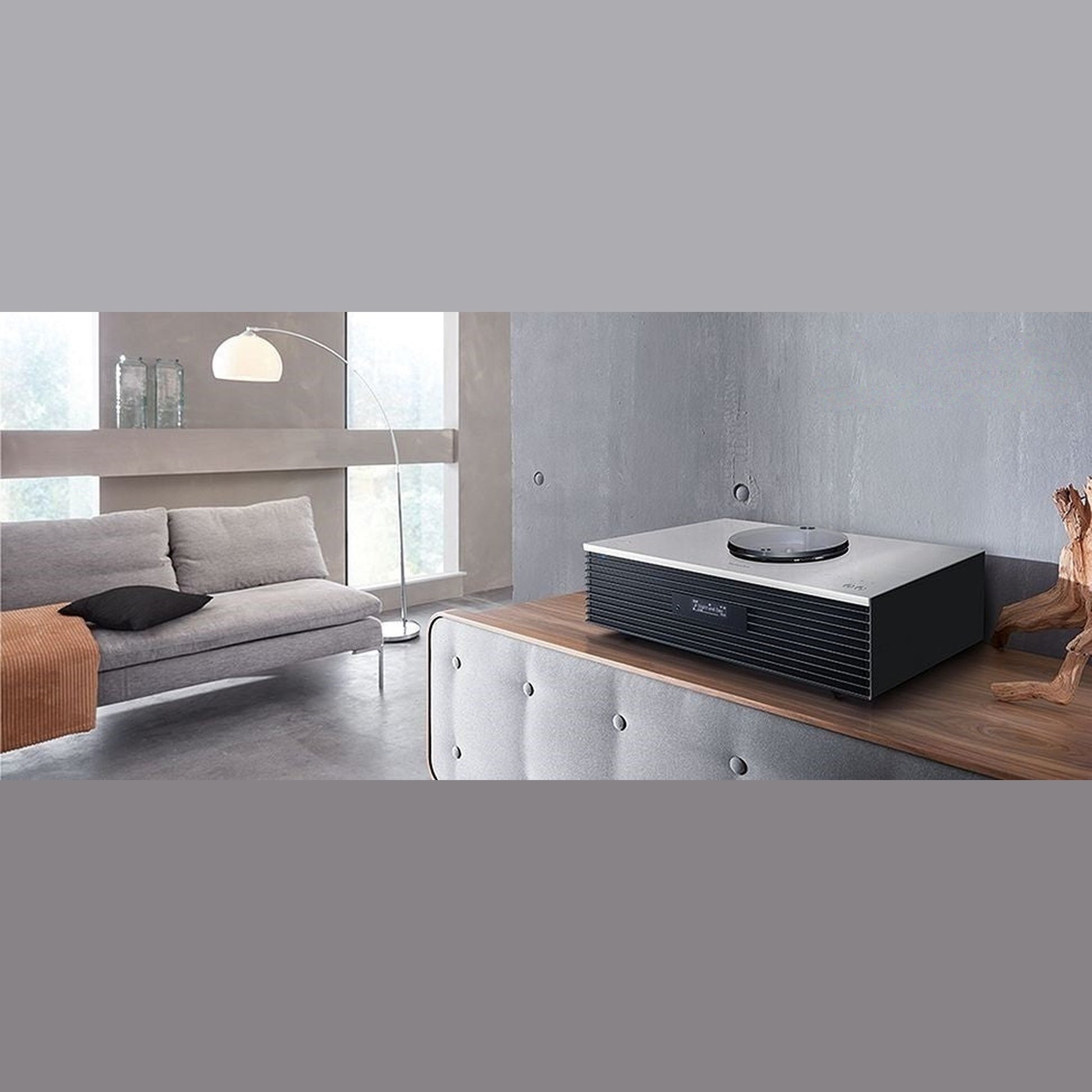 Technics SC-C70MK2 Kompaktanlage Silber Lifestyle im Wohnraum mit Sofa und Stehleuchte