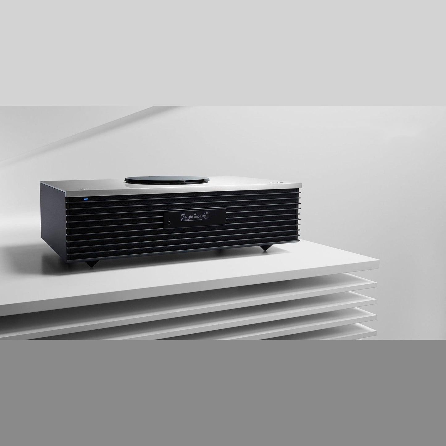 Technics SC-C70MK2 Kompaktanlage Silber Lifestyle auf weisser Ablage im Wohnraum