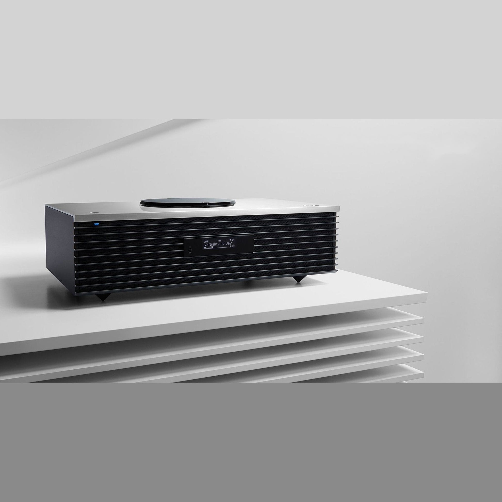 Technics SC-C70MK2 Kompaktanlage Silber Lifestyle auf weisser Ablage im Wohnraum