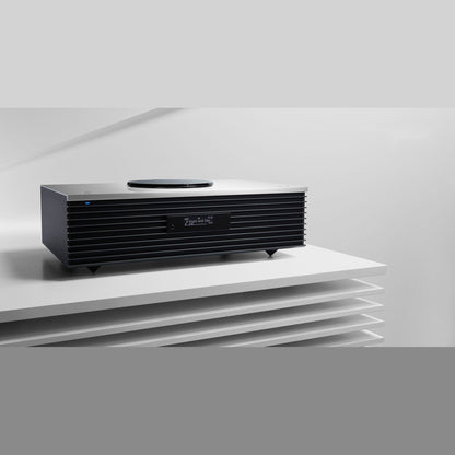 Technics SC-C70MK2 Kompaktanlage Silber Lifestyle auf weisser Ablage im Wohnraum