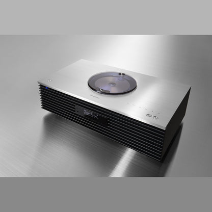 Technics SC-C70MK2 Kompaktanlage Silber Schrägansicht vor gebürstetem Metallhintergrund