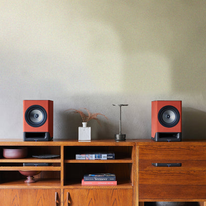 Technics SC-CX700 Streaming-Lautsprecher Terracotta Lifestyle auf Teak-Sideboard mit Vase und Tischleuchte