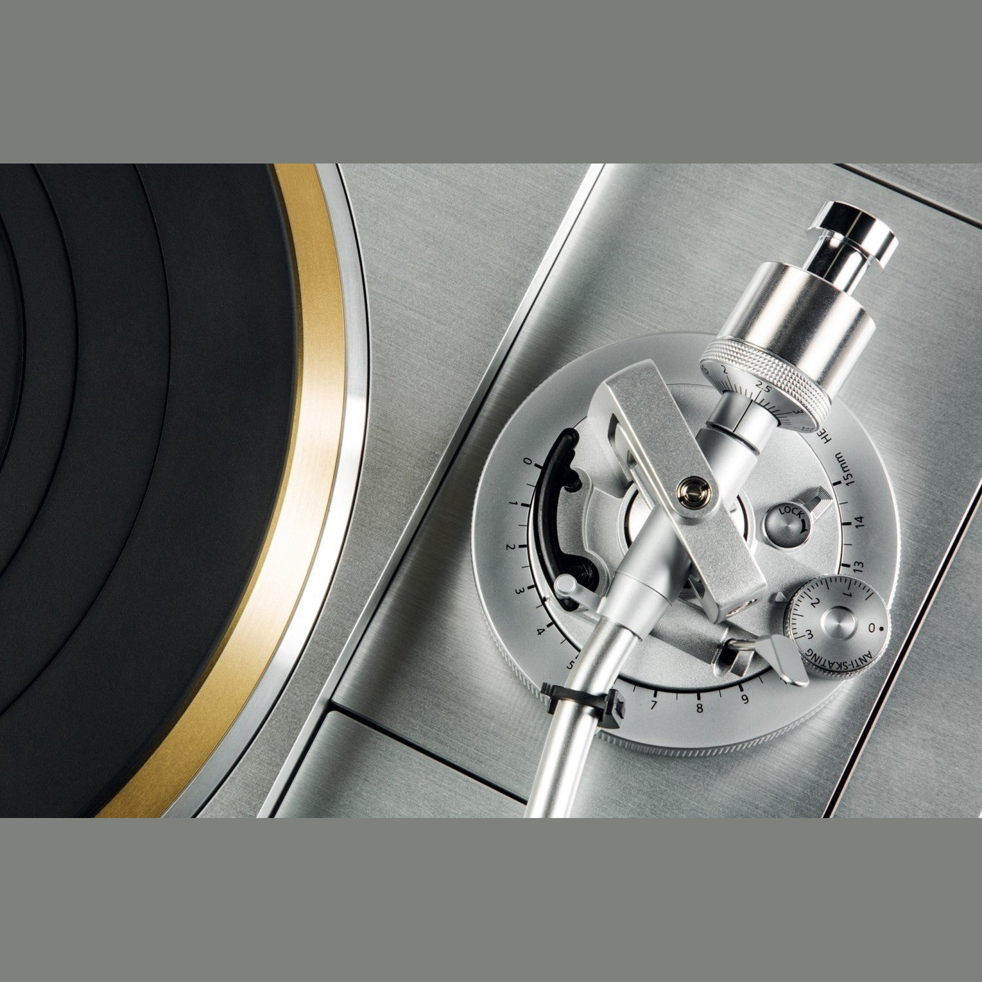 Technics SL-1000R Plattenspieler Detailansicht Tonarmlager mit Skala und Antiskating