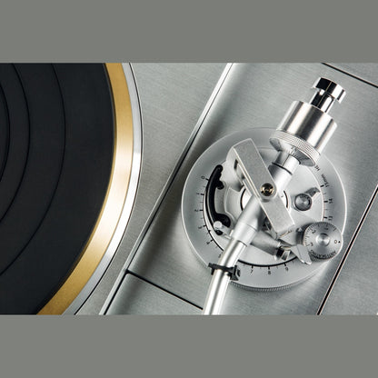 Technics SL-1000R Plattenspieler Detailansicht Tonarmlager mit Skala und Antiskating