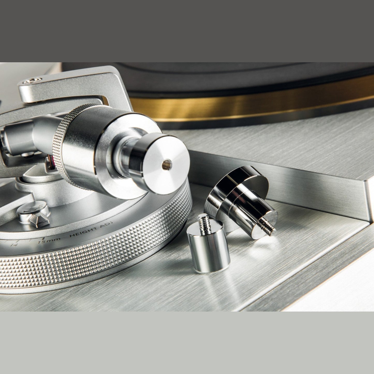 Technics SL-1000R Plattenspieler Detailansicht Tonarmbasis mit Höhenverstellung und Gegengewichten