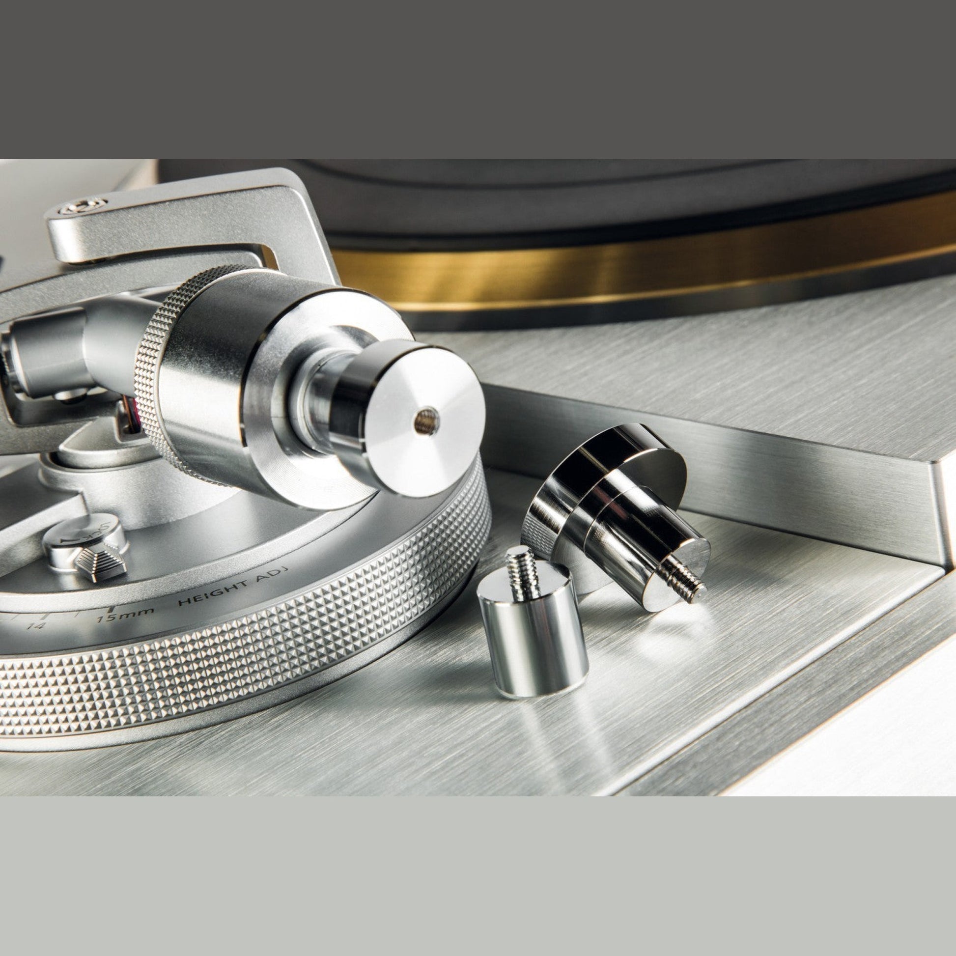 Technics SL-1000R Plattenspieler Detailansicht Tonarmbasis mit Höhenverstellung und Gegengewichten