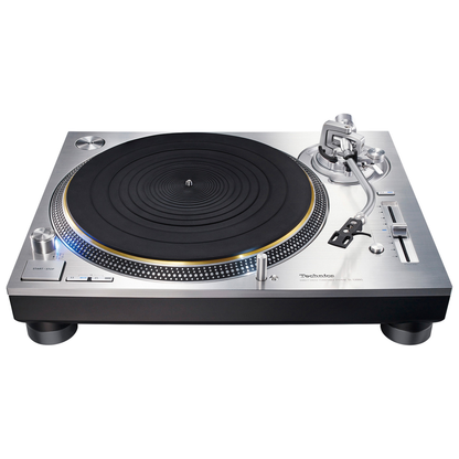 Technics SL-1200G Plattenspieler Silber Schrägansicht von vorn rechts mit Tonarmbasis und Start-Stopp-Taste