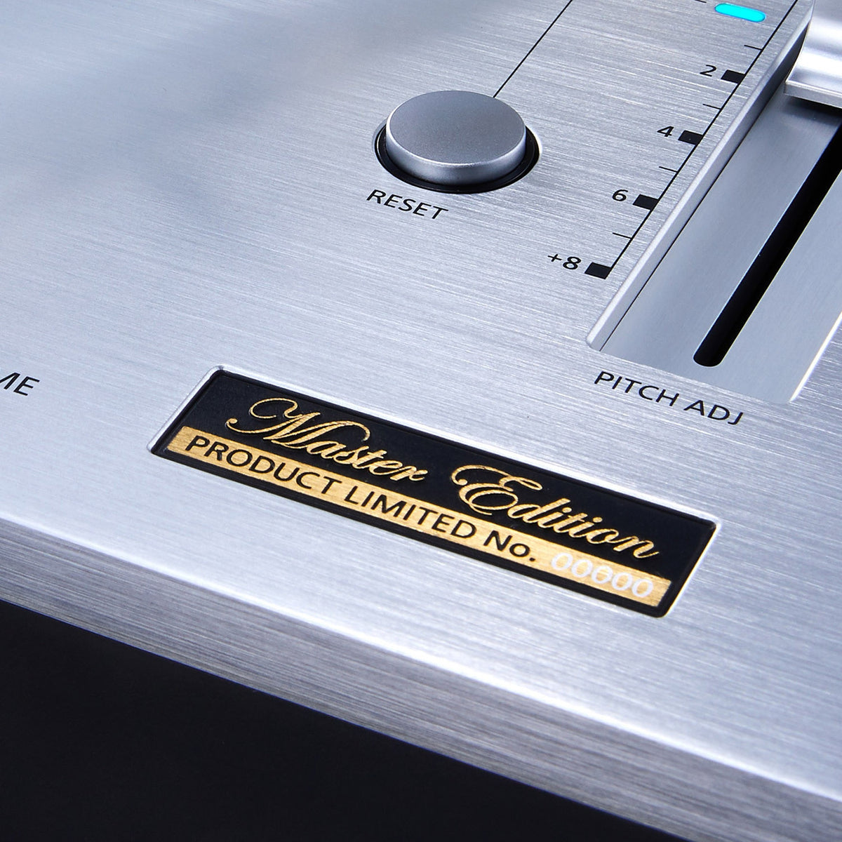 Technics SL-1200GME Master Edition Plattenspieler Detailansicht der nummerierten Master-Edition-Plakette