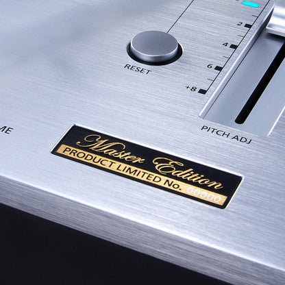 Technics SL-1200GME Master Edition Plattenspieler Detailansicht der nummerierten Master-Edition-Plakette