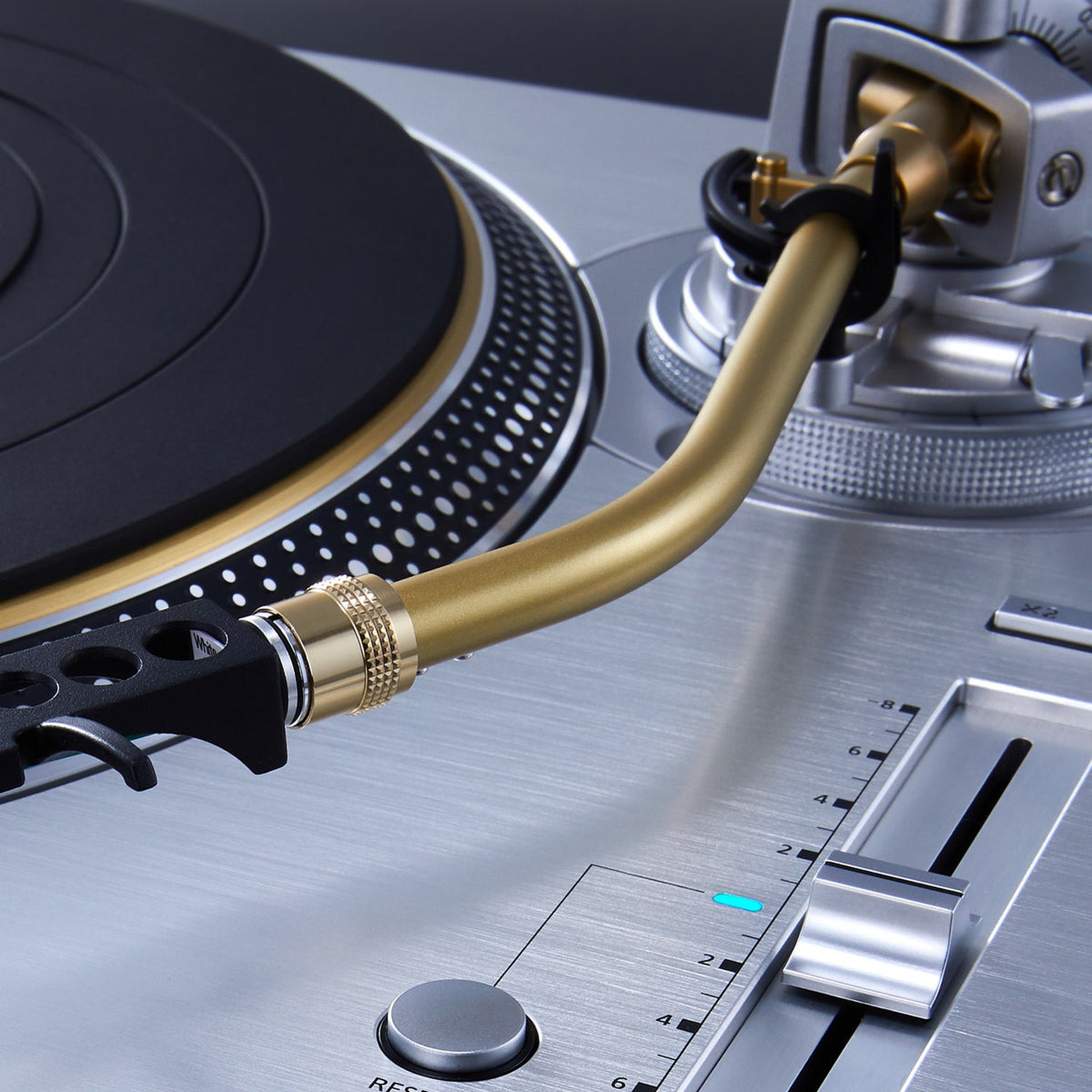 Technics SL-1200GME Master Edition Plattenspieler Detailansicht Tonarm aus Magnesium, gold lackiert