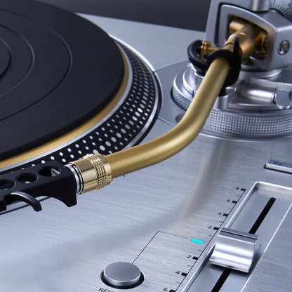 Technics SL-1200GME Master Edition Plattenspieler Detailansicht Tonarm aus Magnesium, gold lackiert
