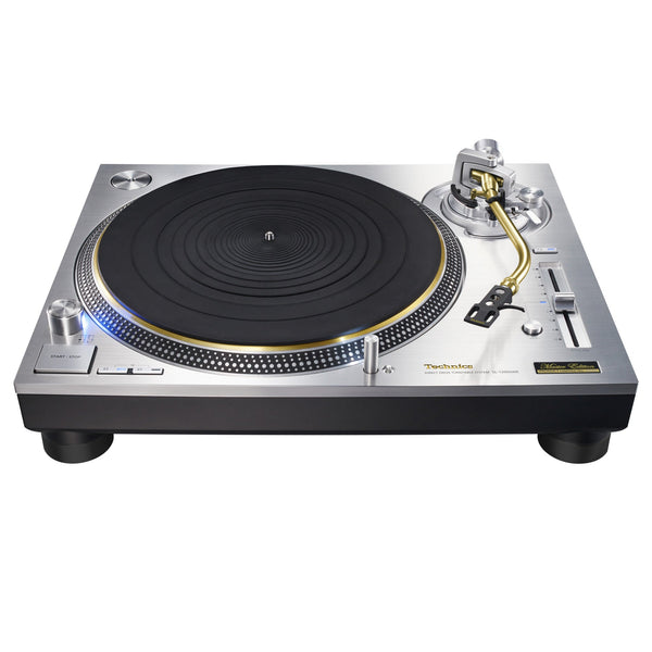 Technics SL-1200GME Master Edition Plattenspieler Schrägansicht, silbernes Gehäuse mit goldener Master-Plakette