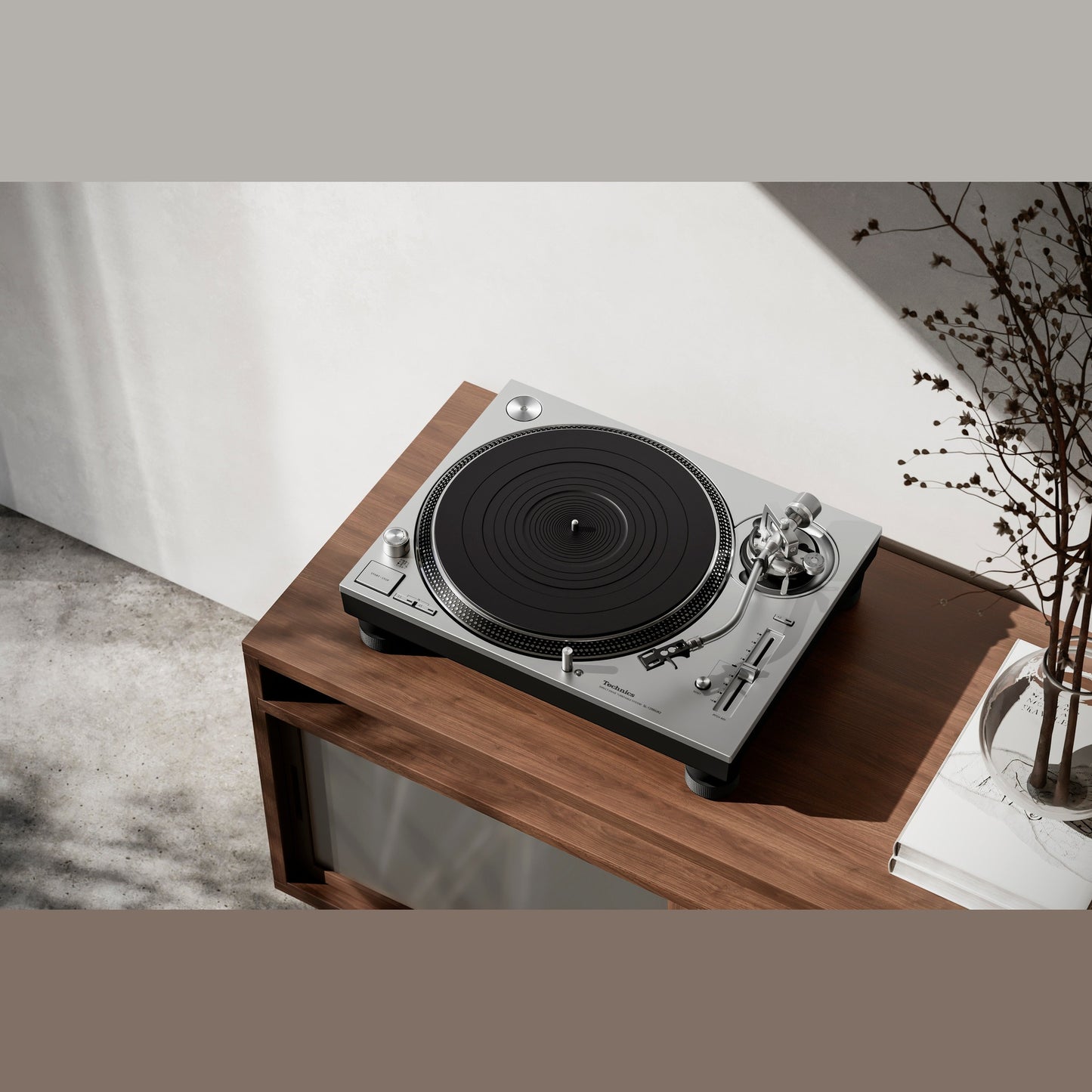 Technics SL-1200GR2 + 2M Red Plattenspieler-Set Lifestyle auf Holzsideboard im Wohnraum