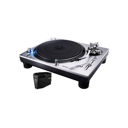 Technics SL-1200GR2 + Ortofon MC X30 Set, Schrägansicht Plattenspieler Silber mit montiertem Tonabnehmer
