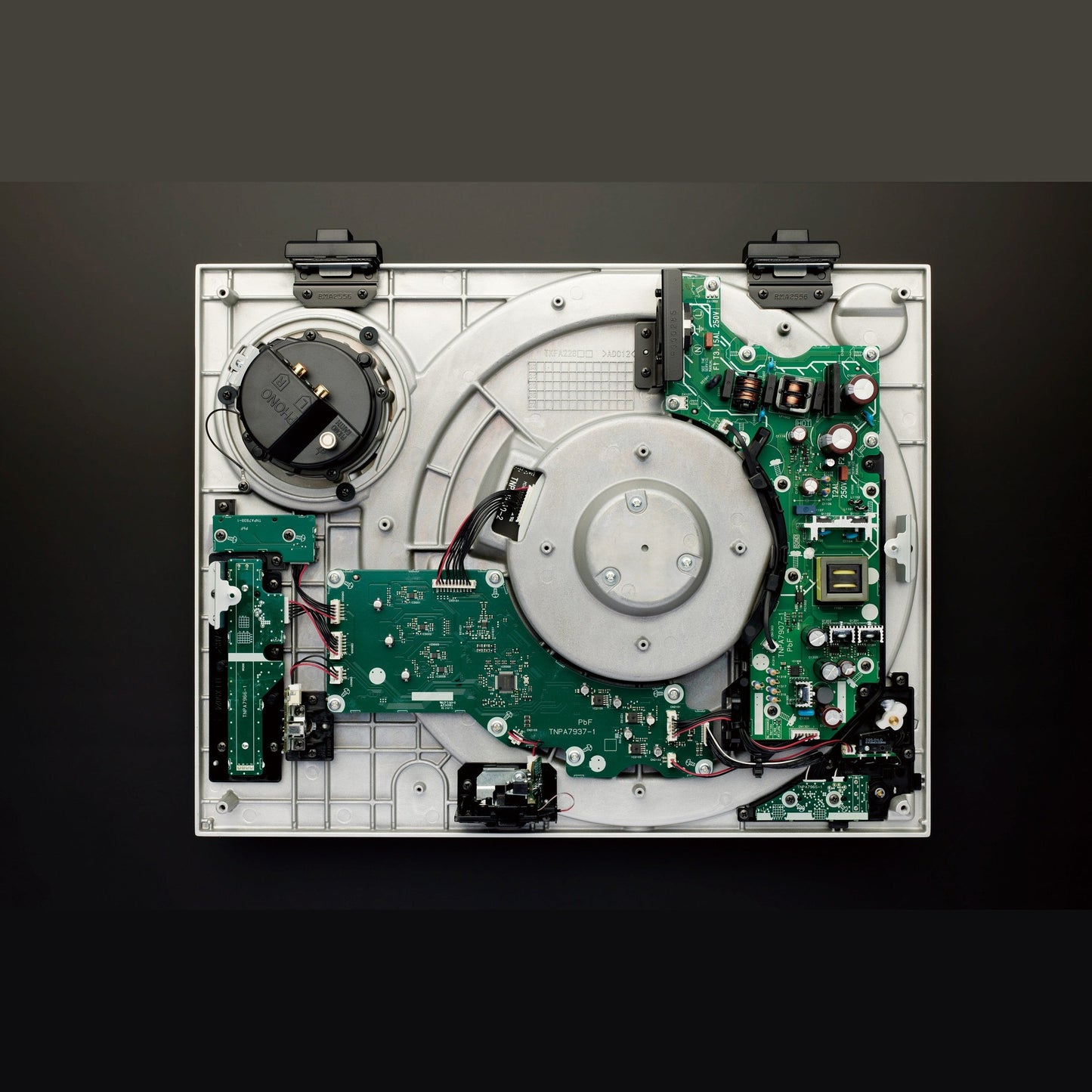 Technics SL-1200GR2 Detailansicht Innenaufbau mit Direktantriebsmotor