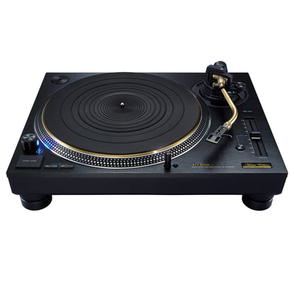 Technics SL-1210GME Master Edition Plattenspieler Frontansicht, schwarzes Gehäuse mit goldener Master-Plakette