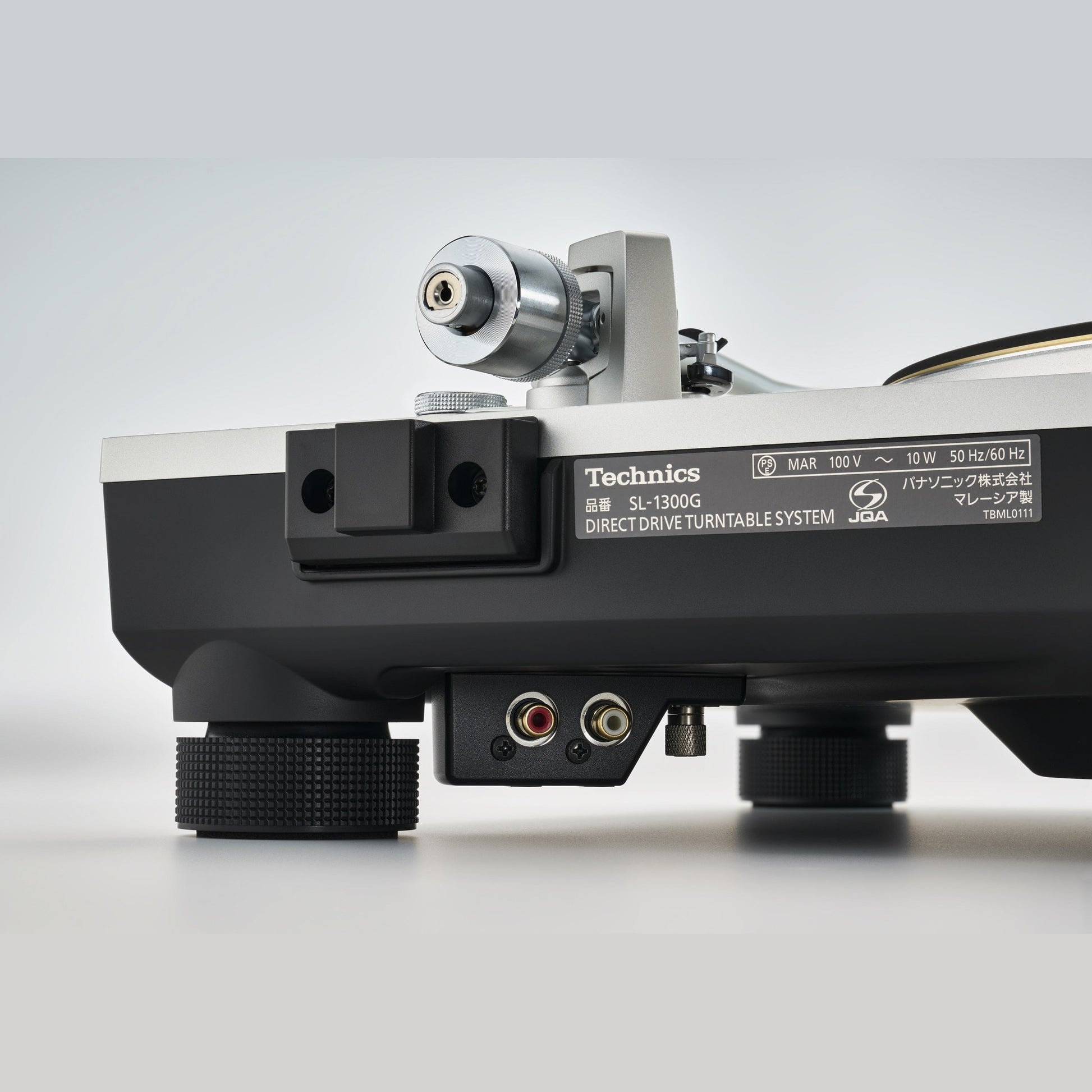 Technics SL-1300G Plattenspieler Detailansicht Rückseite mit Typenschild, abgebildet ist die silberne Ausführung