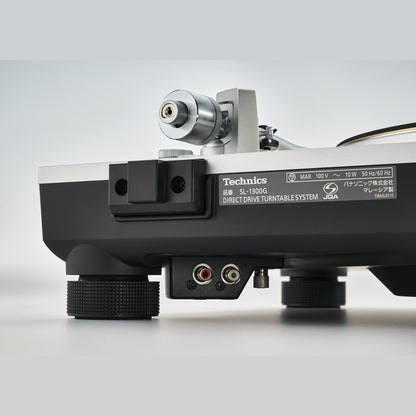 Technics SL-1300G Plattenspieler Detailansicht Rückseite mit Typenschild, abgebildet ist die silberne Ausführung