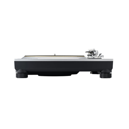 Technics SL-1300G Plattenspieler Frontansicht auf Tellerhöhe, abgebildet ist die silberne Ausführung