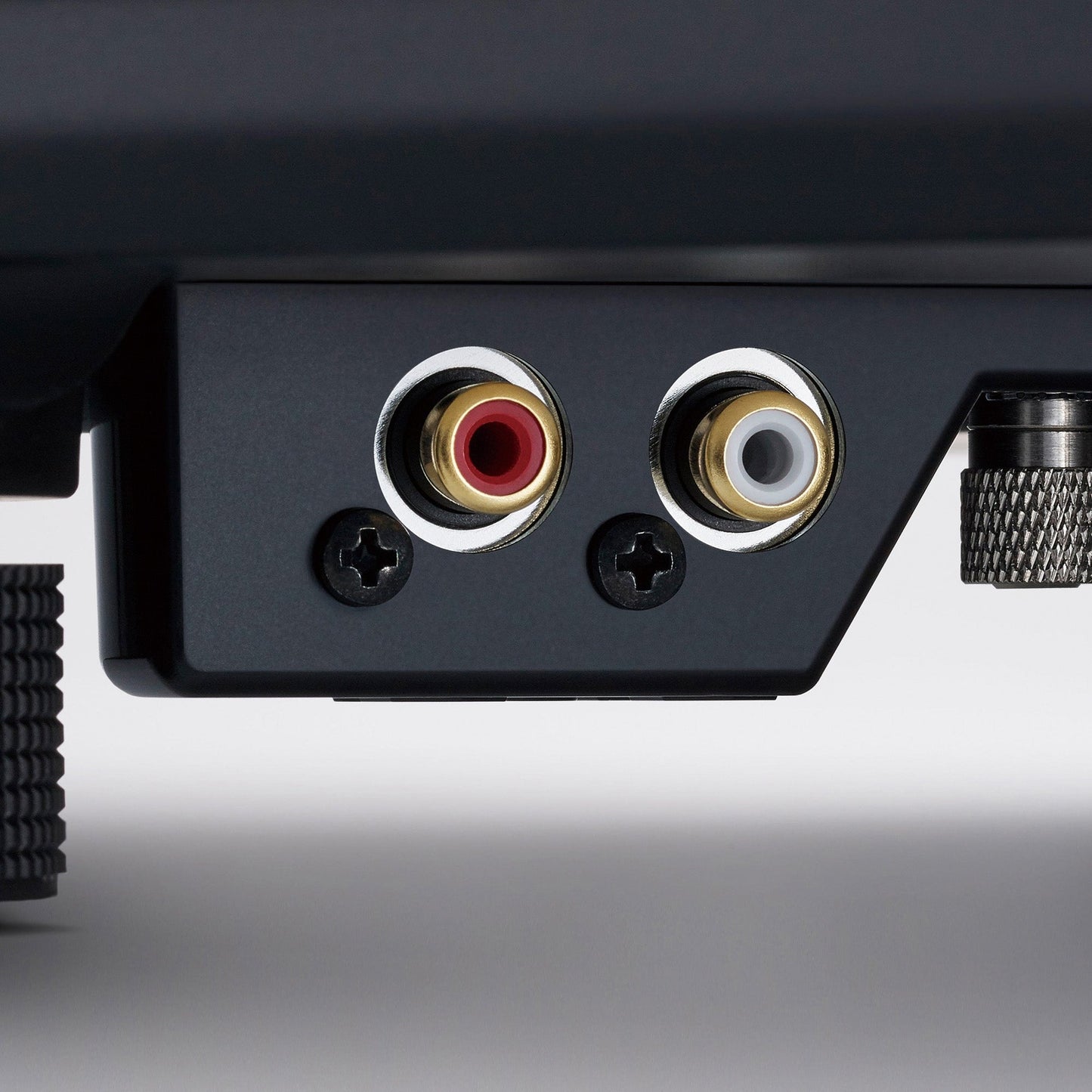 Technics SL-1300G Plattenspieler Silber Anschlussfeld mit Cinch-Ausgängen und Masseklemme