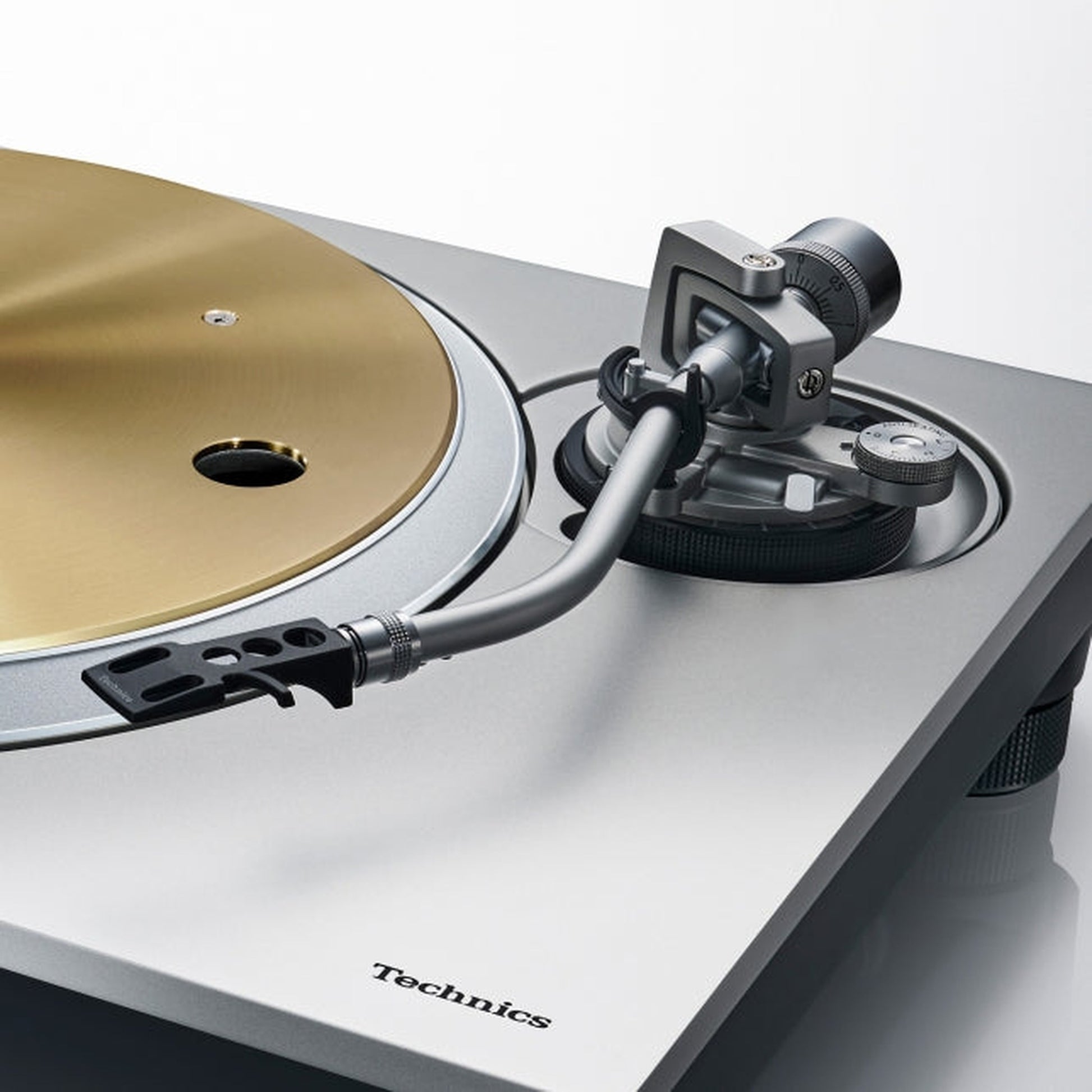 Technics SL-1300G Plattenspieler Silber Detailansicht Tonarmbasis mit Kardanlager und Headshell