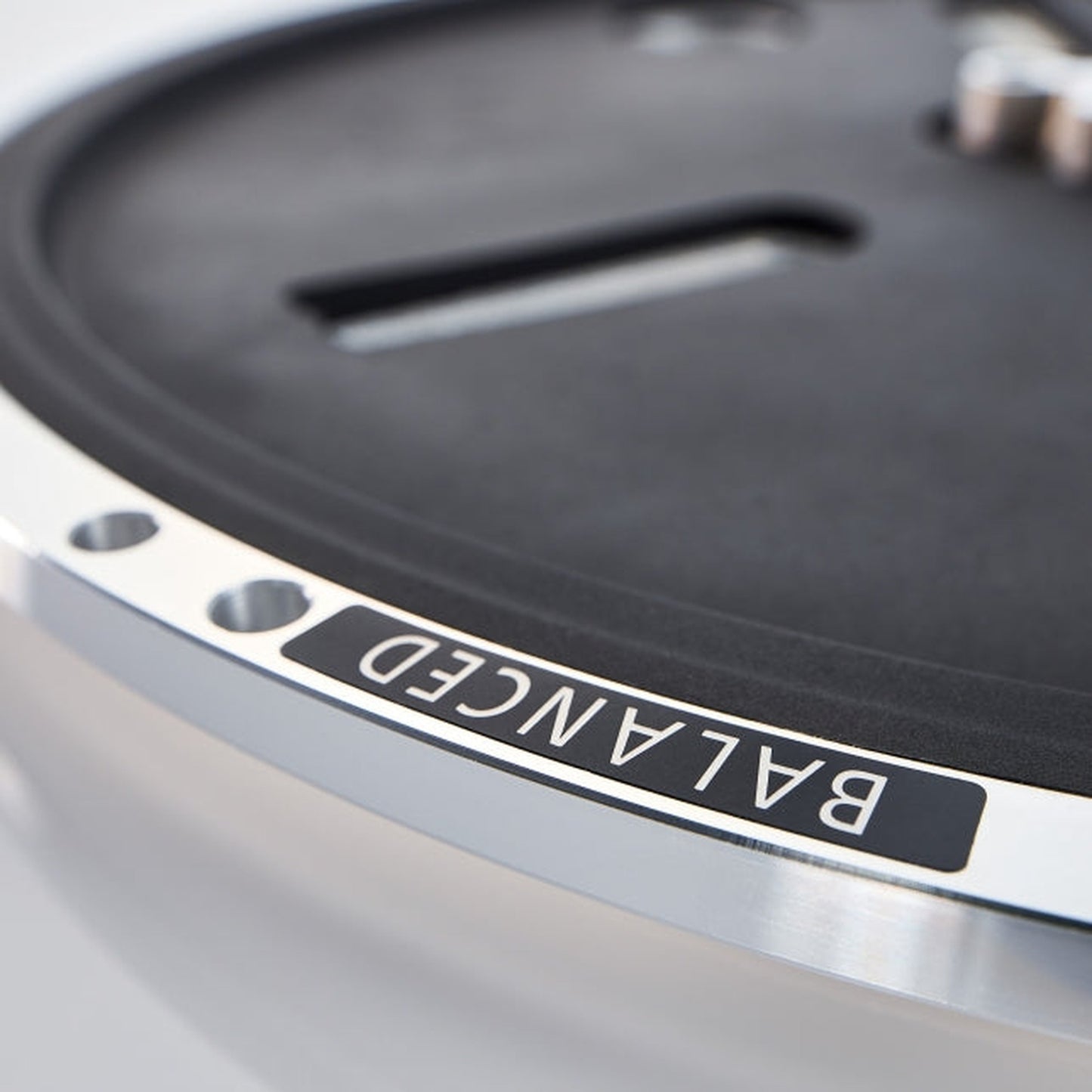 Technics SL-1300G Plattenspieler Silber Detailansicht Plattentellerkante mit Gravur BALANCED