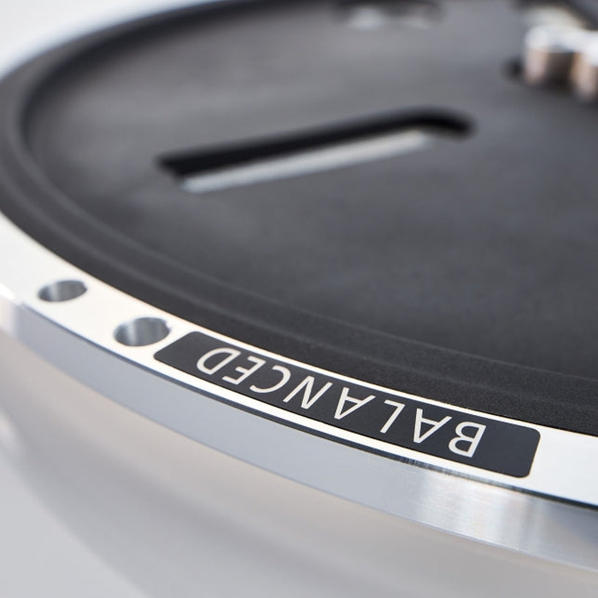 Technics SL-1300G Plattenspieler Silber Detailansicht Plattentellerkante mit Gravur BALANCED