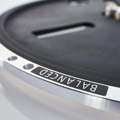 Technics SL-1300G Plattenspieler Silber Detailansicht Plattentellerkante mit Gravur BALANCED
