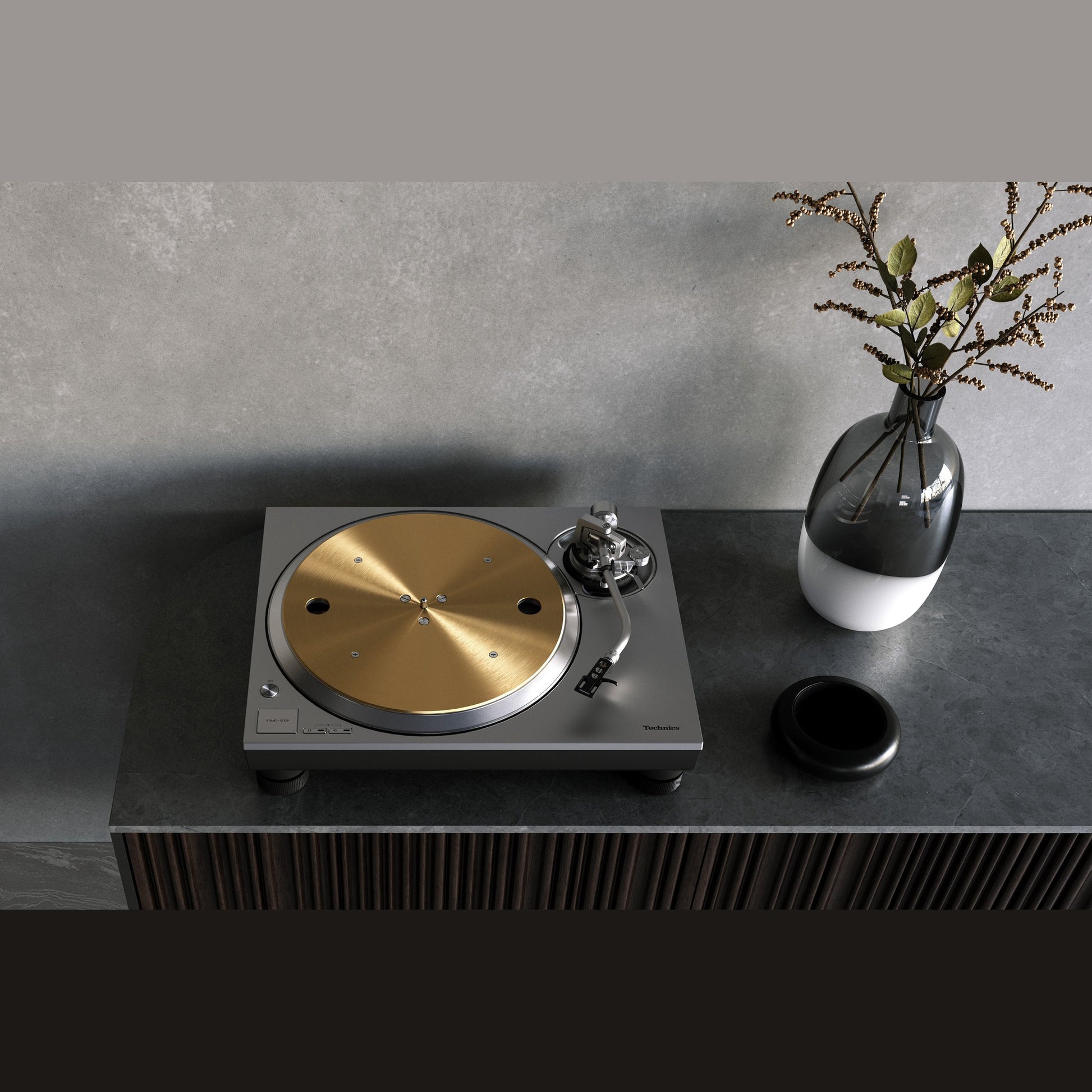 Technics SL-1300G Plattenspieler Silber Lifestyle auf dunklem Sideboard neben einer Vase