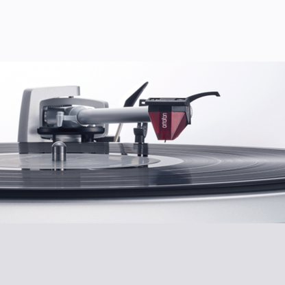 Technics SL-1500C Plattenspieler Detailansicht Tonarm mit Tonabnehmer über Schallplatte, abgebildet ist eine helle Ausführung