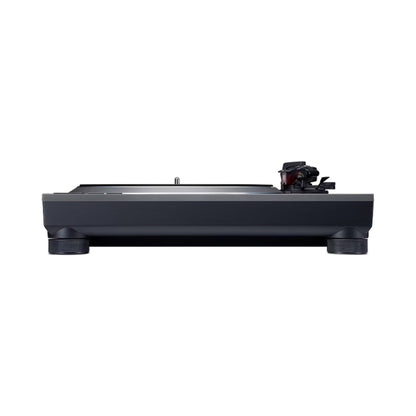 Technics SL-1500C Plattenspieler Seitenansicht mit Aluminium-Deckplatte, abgebildet ist die silberne Ausführung