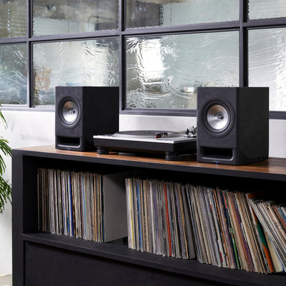 Technics SL-1500C Silber + SC-CX700 Schwarz HiFi-Set Lifestyle, Set auf einem Sideboard mit Plattensammlung