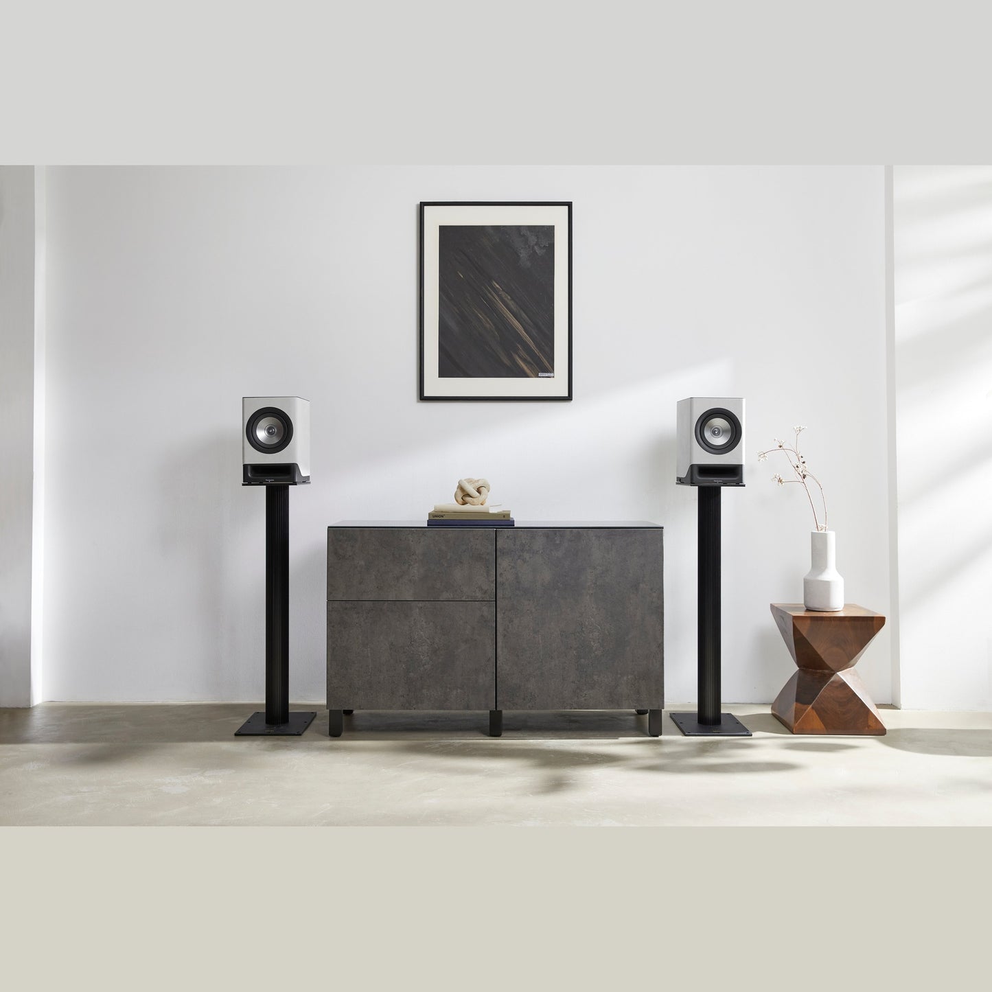 Technics SL-1500C Weiss + SC-CX700 Grau HiFi-Set Lifestyle, Aktivlautsprecher auf Standfüssen im Wohnraum