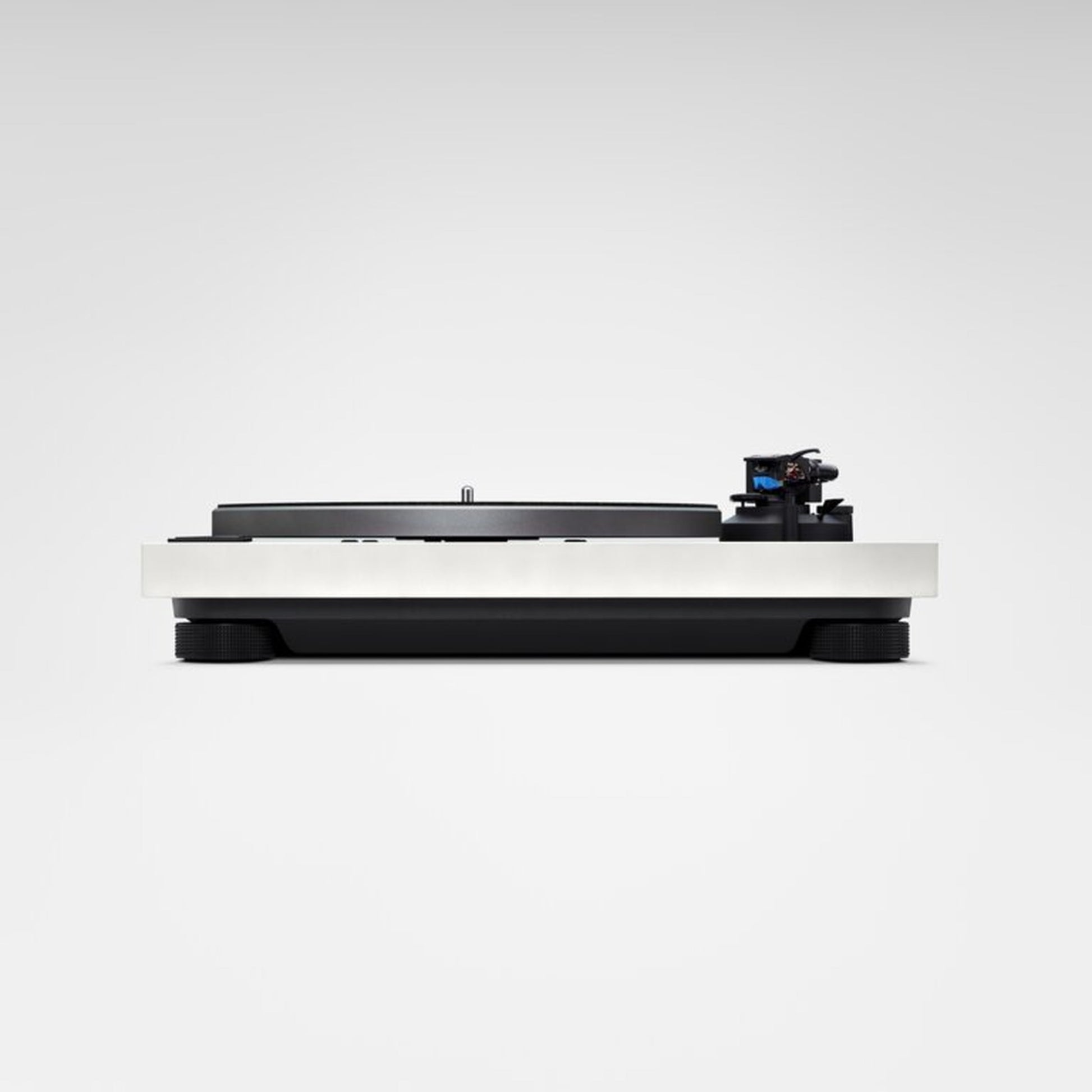 Technics SL-40CBT Plattenspieler Grau Frontansicht auf Augenhöhe, flaches Chassis mit Tonabnehmer